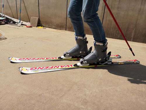 微信圖片/></p><p>穿上雪靴后，走路的竅門是用后腳跟先著地，這樣走比較舒服。千萬不要靠雪杖和手去撐地面剎車，這是初學者常犯的大忌，下場之前一定要學會摔倒之后如何站立起來，如果站立方法不正確，自己將無法繼續滑行，還會造成其他滑雪者的不便，在滑雪場來說是很危險的。</p><script src=